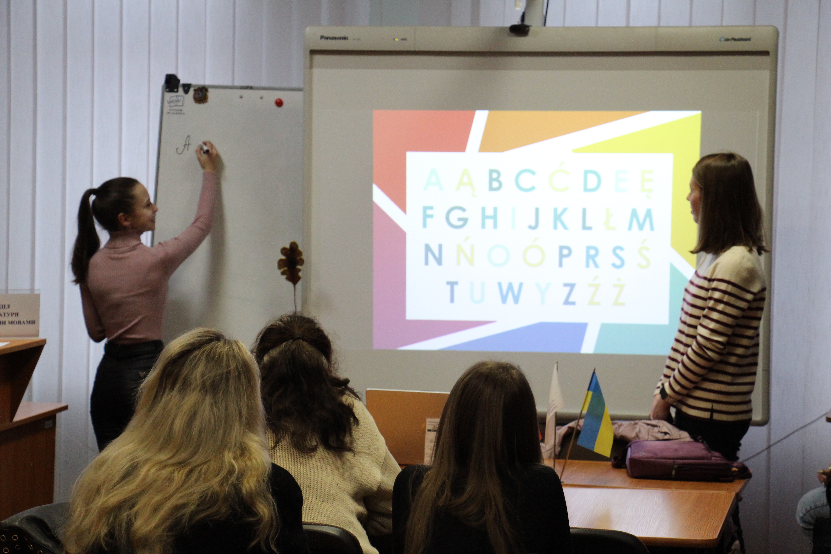 Бурак Діана та Митреньга Соломія знайомлять учасників клубу із польським алфавітом